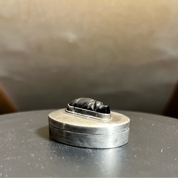 Antique Sterling Silver Pill Box with Carved Onyx Alien Head - Picture 6 of 10